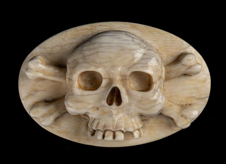 Vanité italienne en ivoire avec tête de mort - XVIIIe siècle Vanité "Memento Mori" représentée...