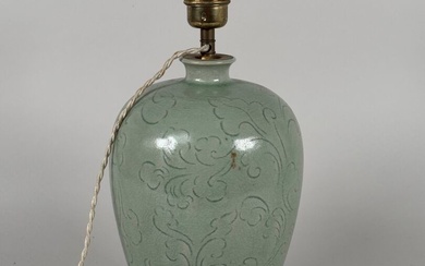 Vase en céramique céladon à décor craquelé et d'arabesques. Monté en lampe. Fin XIXe début...