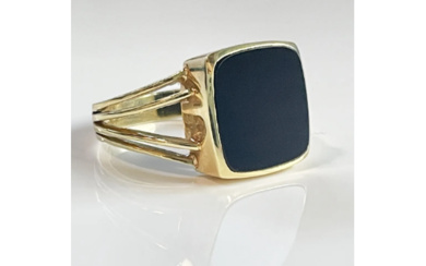 Vintage Gentlemen ring 14K yellow gold with Onyx