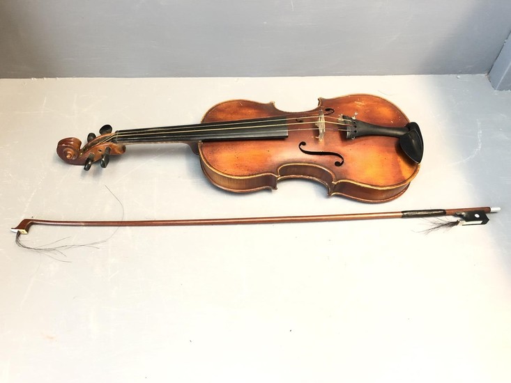 Violin VC20th Czech, 1 piece back, good condition with black...