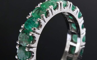 White gold 750 memory ring with 17 emeralds, 4,1g, size 53, 1x stone missing, partially dam.