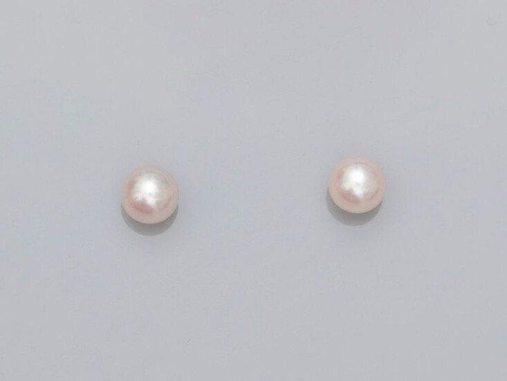 Yellow gold earrings, 750 MM, each adorned with a Japanese cultured pearl, diameter 8/8,5 mm, Alpa system, weight: 2,9gr. gross.