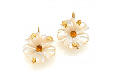 Yellow gold mother-of-pearl flower pendant earrings finished with a cabochon yellow stone, g 19.62 circa, length cm 4.60 circa.
