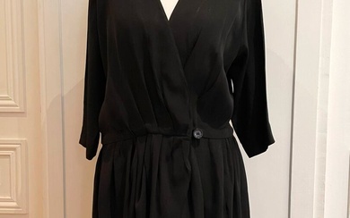 Yves Saint Laurent Variation Robe porte-feuille mi-longue en tissu noir, doublure satiné, col en V,...
