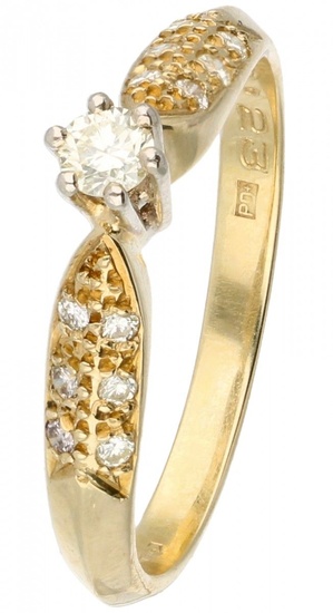14K. Yellow gold shoulder ring set with approx. 0.14 ct. diamond.