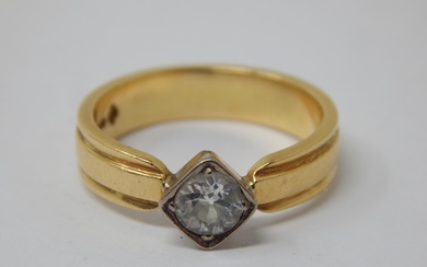 18ct Gold Diamond Solitaire Ring: The Diamond Estimated @ 0....