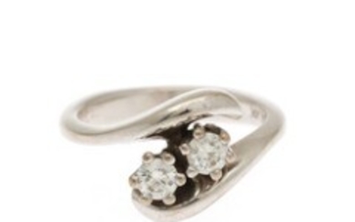 1918/1150 - A diamond ring set with two brilliant-cut diamonds, totalling app. 0.30 ct., mounted in 18k white gold. Size 50.
