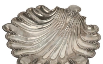 Presenteerschaal in schelpvorm gegoten en afgewerkt met 3 bolpootjes zilver.