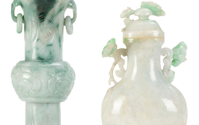 2 vases miniatures en jade, Chine, un de forme gu, à deux anses en forme de lingzhi et anneau libre, corps orné de taotie et feuilles, l'a