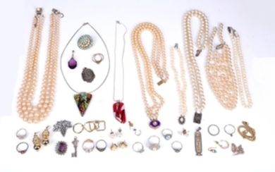 A collection of costume jewellery (Q)