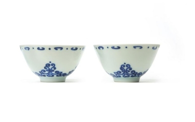A PAIR OF CHINESE BLUE AND WHITE CUPS.
