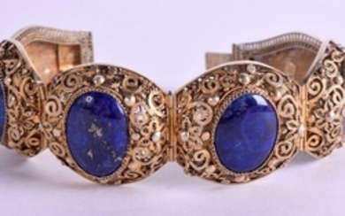 AN EARLY 20TH CENTURY CHINESE SILVER GILT AND LAPIS