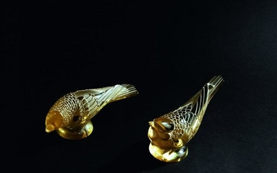 Rene Lalique, Two paperweights 'Chardonneret timide'