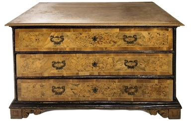 Chest of drwers, 18th century. Briar-root wood, curled