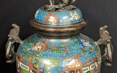 Un vase chinois en bronze émaillé du 19ème siècle, deux anses en forme d'éléphants, chien...