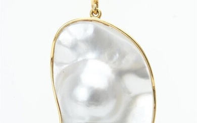 A BLISTER PEARL PENDANT IN 18CT GOLD, FEATURING A LARGE DOUBLE BLISTER PEARL OF SILVER WHITE HUES, BEZEL SET, 4.5X2.5MM
