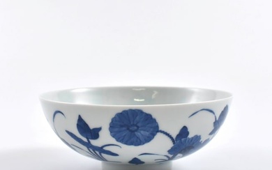 A FINE CHINESE BLUE & WHITE FLORAL BOWL