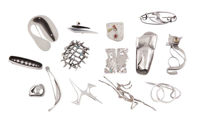 A GROUP OF FOURTEEN SILVER BROOCHES