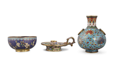 A GROUP OF THREE (3) CLOISONNE PIECES China...