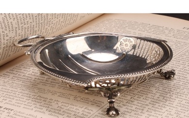 A George V silver sweetmeat dish, ball and claw feet, 10.5cm...
