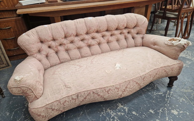 A MAHOGANY SETTEE BUTTON UPHOLSTERED IN PINK DAMASK, THE FRONT LEGS OF SPINDLE SHAPE