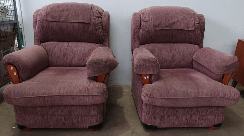 A PAIR OF MODERN WINGBACK LOUNGE CHAIRS