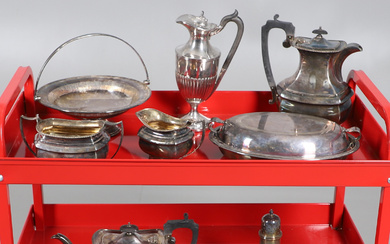 A QUANTITY OF SILVER PLATED ITEMS.
