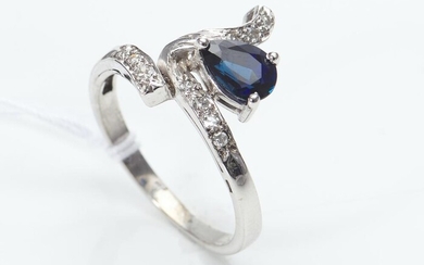A SAPPHIRE AND DIAMOND RING IN 18CT GOLD, SIZE N, 3.6GMS