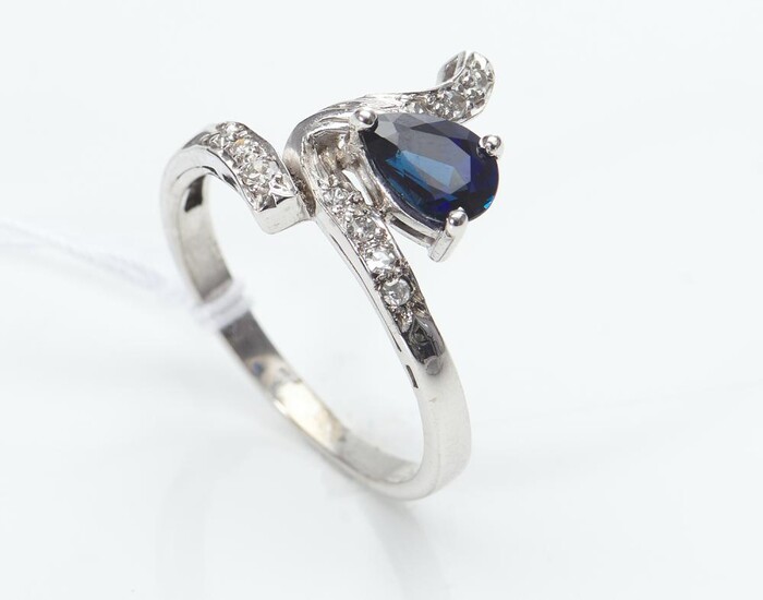 A SAPPHIRE AND DIAMOND RING IN 18CT GOLD, SIZE N, 3.6GMS