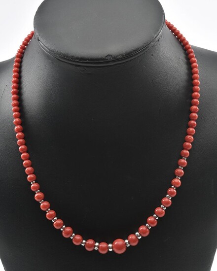 A STRAND OF CORAL BEADS WITH 14CT WHITE GOLD SPACERS AND A DIAMOND SET BALL CLASP IN 14CT WHITE GOLD, TOTAL LENGTH 510MM