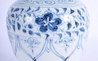 A VERY RARE EARLY CHINESE BLUE AND WHITE PORCELAIN JAR