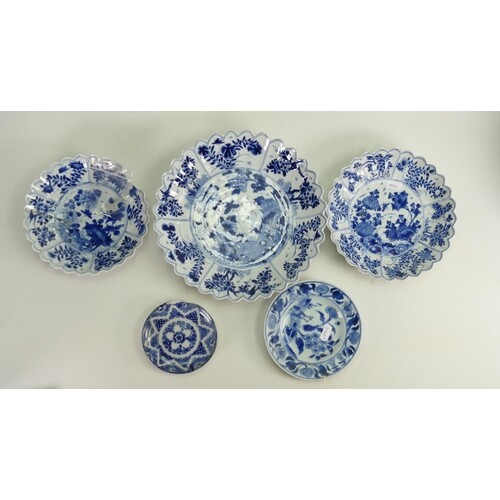 A collection of 17th century Kangxi period blue and white po...