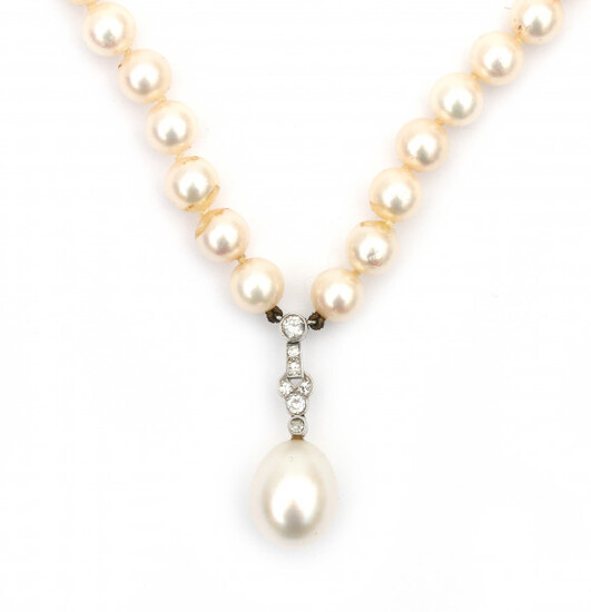 A cultured pearl necklace with a diamond set pearl pendant. The cultured Akoya pearl necklace has two identical 14 carat white gold brushed clasps. The pendant is set with old cut diamonds, largest diamond is 0.10 ct. Gross weight: 31.3 g.