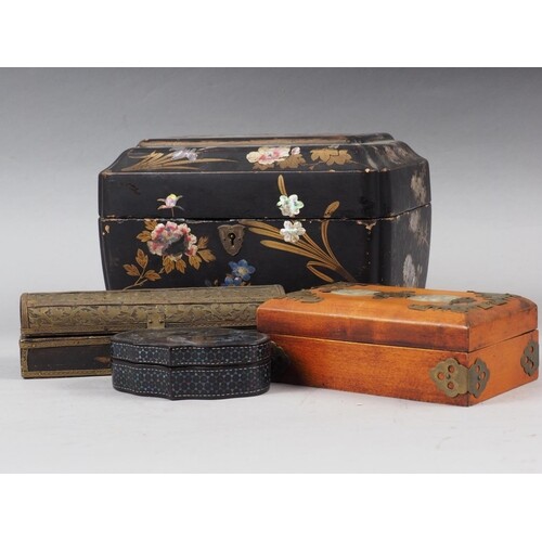 A lacquered tea caddy, fitted two Imari canisters, 9" wide (...