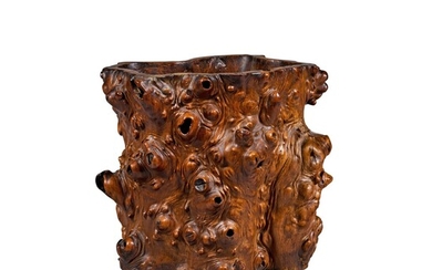 A large rootwood brushpot Late Qing dynasty | 清末 木根隨形畫筒