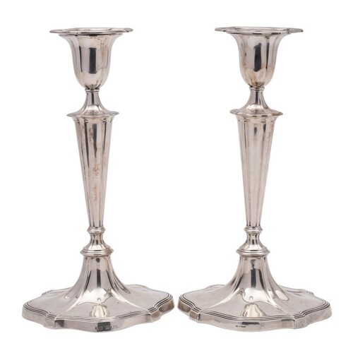 A pair of George V silver candlesticks, maker Goldsmiths & ...