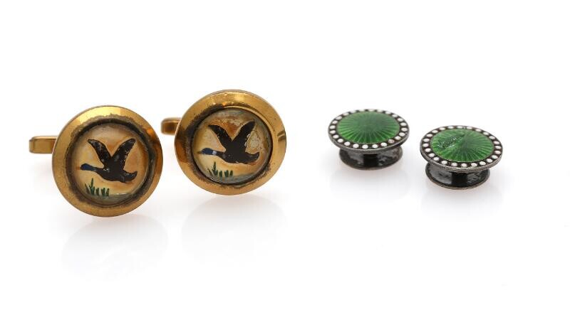 NOT SOLD. A pair of enamel studs each set with green and white enamel, mounted in sterling silver. Accompanied by a pair of gilded cuff links. (4) – Bruun Rasmussen Auctioneers of Fine Art