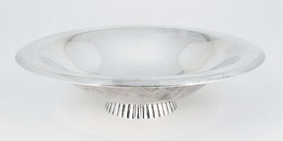 A silver centrepiece bowl, London, c.1960, Wakely & Wheeler, of plain, round form with a ridged circular foot, 22.5cm dia, 5.3cm high, approx. weight 13.2oz