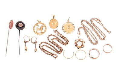 A small collection of jewellery items; to include examples of a 22ct yellow gold wedding band, an in
