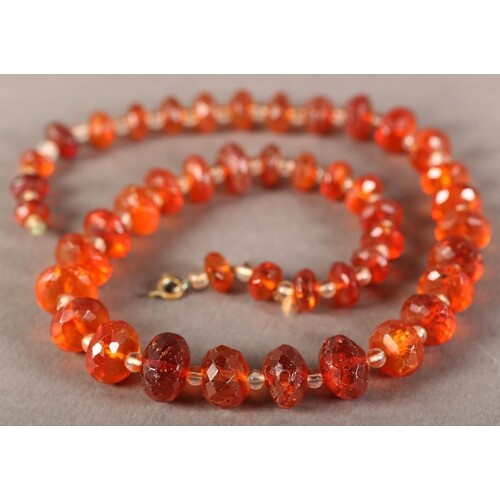 AN EARLY 20TH CENTURY AMBER NECKLACE, the graduated faceted ...