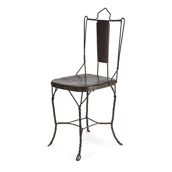 ANNÉES 50 Chaise en fer riveté, piètement en fer torsadé relié par une entretoise à l'identique, assise carrée et perçée formant ban...
