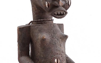 (-), Afrikaans houten beeld met ketting en schelpen,...