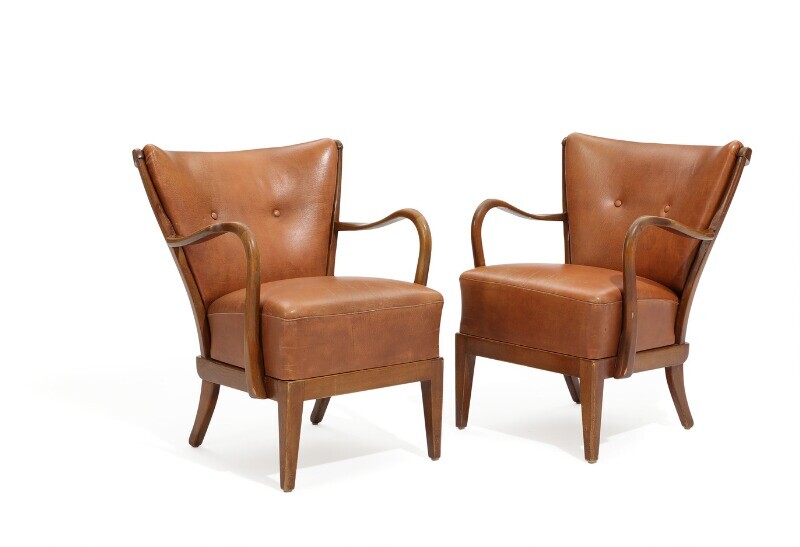 Alfred Christensen: A pair of beech easy chairs, upholstered in seat and back with patinated leather. Manufactured by Slagelse Møbelværk. 1940s. (2)