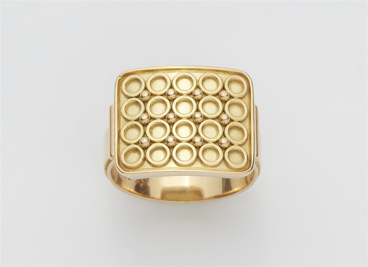 An 18k bi-coloured gold filigree ring
