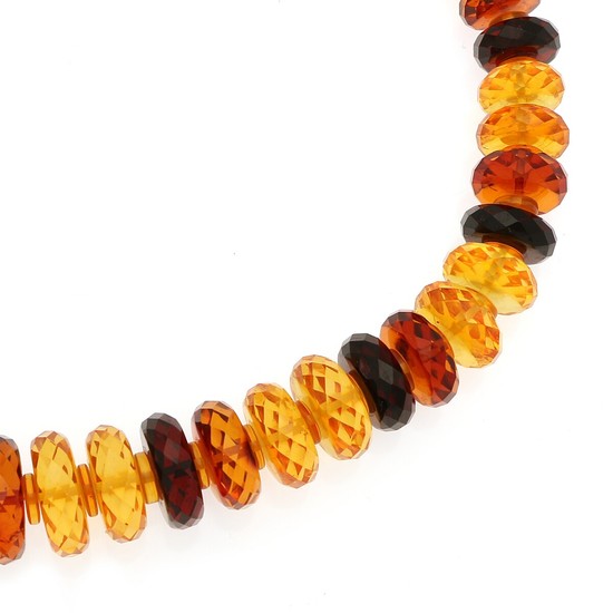 An amber necklace set with numerous amber roundels. L. 52 cm.