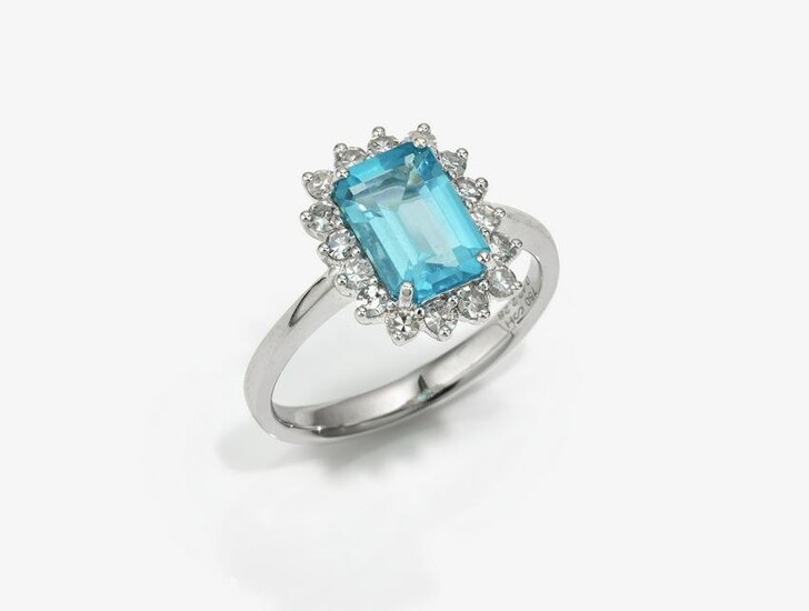 An entourage ring decorated with apatite and brilliant