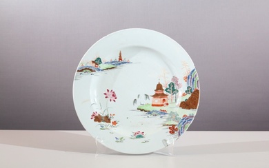 Assiette murale, porcelaine, Chine, 19e s., peinte, paysage avec fleurs et pagodes, dommages aux bords,...