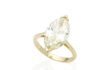 BAGUE SOLITAIRE DIAMANT Sertie au centre d'un diamant de taille marquise, poinçon français d'import pour...