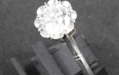 BAGUE en platine 850 millièmes sertie d'un diamant rond de taille brillant. Poids approximatif calculé...