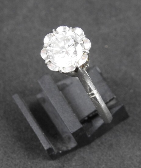 BAGUE en platine 850 millièmes sertie d'un diamant rond de taille brillant. Poids approximatif calculé...